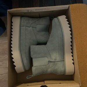 UGG
Chelsea Platform Mini "Shaded Clover" boots
NWT